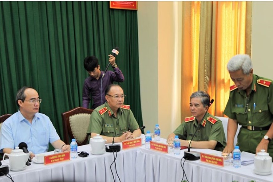 Thiếu tướng Phan Anh Minh báo cáo vụ án với Thành ủy, UBND TPHCM trong buổi họp báo chiều nay. Ảnh: Trường Sơn