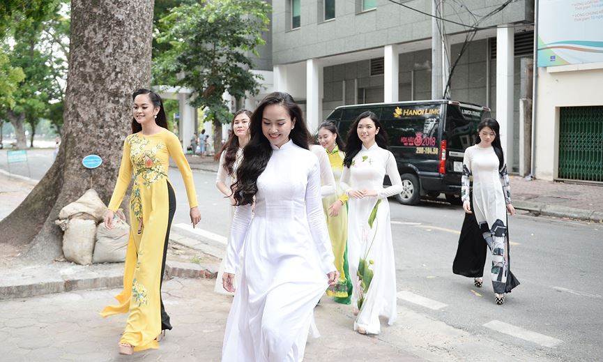 Sáng sớm nay, các thí sinh đã có mặt tại báo Tiền Phong 15 Hồ Xuân Hương để tham dự buổi sơ khảo phía Bắc Hoa hậu Việt Nam 2018.