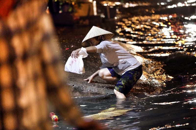 Ngập trên đường Nguyễn Hữu Cảnh sau một cơn mưa lớn. Ảnh: Hữu Khoa