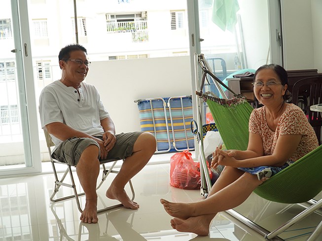 Vợ chồng bà Nguyễn Thị Bích Vân thở phào khi dọn về tạm cư tại chung cư Bình Khánh.