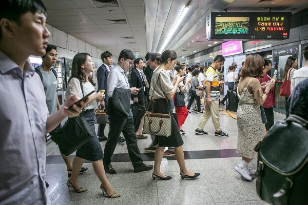 Nhân viên công sở ở Seoul lên tàu điện về nhà sau khi tan việc. Ảnh: New York Times