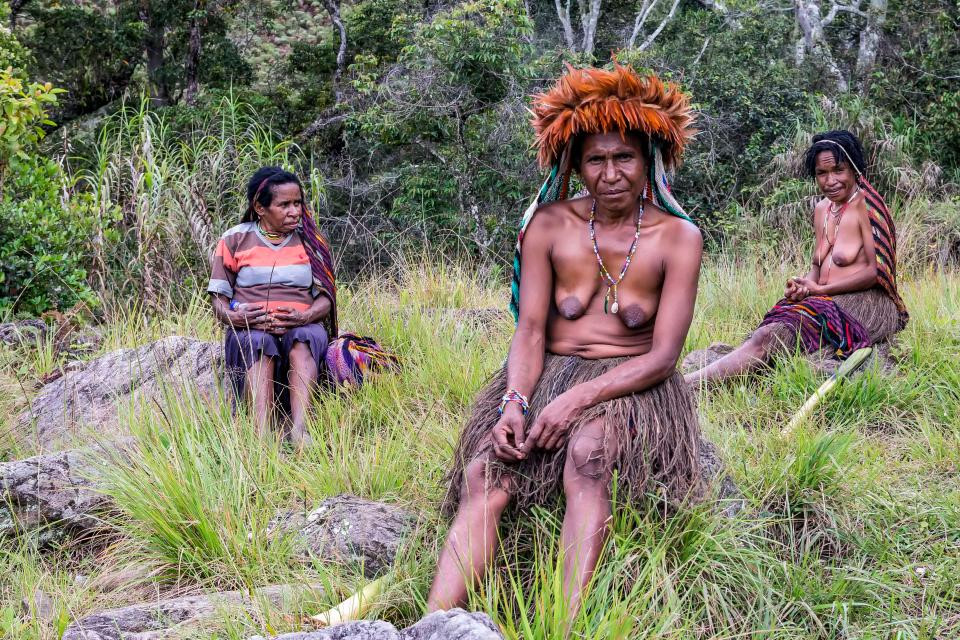 Dani là một bộ tộc thời kỳ đồ đá còn tồn tại đến thế kỷ 21. Bộ tộc này sống ở phía Tây đảo New Guinea, trong thung lũng Baliem, nơi bị ngăn cách bởi dốc núi và rừng rậm ở Indoneisa. Những người này nổi tiếng với nhiều hủ tục man rợ như hun khói người chết thành xác ướp, chặt ngón tay của người phụ nữ để tưởng nhớ người đã khuất trong gia đình. Ảnh: The Sun.