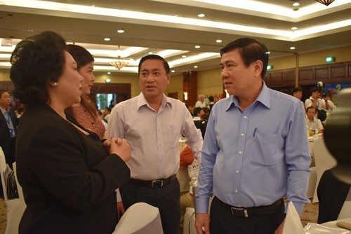 Chủ tịch UBND TP HCM Nguyễn Thành Phong trao đổi với các doanh nghiệp tại chương trình 