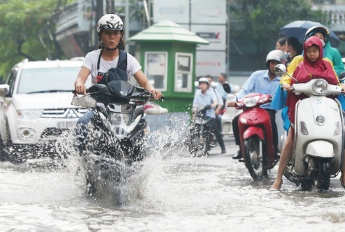 Mưa lớn gây ngập cục bộ trong nội thành Hà Nội tuần qua. Ảnh: Ngọc Thành    