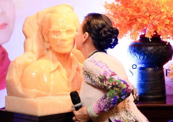 Món quà bất ngờ đến với Khánh Ly trong lần trở về này là 2 bức tượng tạc hình bà và nhạc sĩ Trịnh Công Sơn do 1 khán giả mến mộ gửi tặng.
