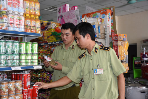Lực lượng quản lý thị trường Hà Nội kiểm tra xuất xứ hàng hóa tại một siêu thị trên địa bàn. Ảnh: Hoài Nam