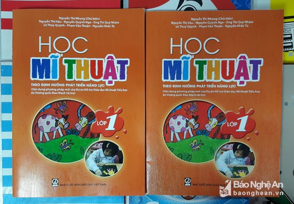 Hai quyển sách Học Mỹ thuật 1 được chị Huyền (P. Quán Bàu, TP. Vinh) mua ở hai nhà sách khác nhau có kích thước, màu bìa ... khác nhau. Ảnh: Nguyệt Minh