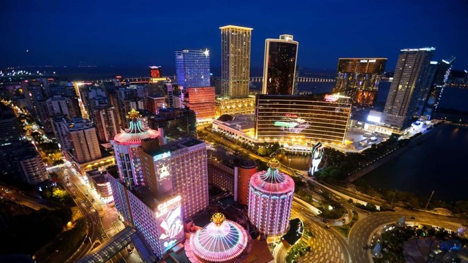 Theo báo cáo Triển vọng Kinh tế Thế giới của Quỹ Tiền tệ Quốc tế (IMF), GDP bình quân tính theo phương pháp ngang giá sức mua (PPP) của Macau (Trung Quốc) sẽ đạt hơn 143.000 USD năm 2020, vượt Qatar để trở thành nền kinh tế giàu nhất thế giới. Khoảng cách này sẽ càng nới rộng trong các năm sau đó.    Macau nổi tiếng với ngành kinh doanh casino và là nơi duy nhất tại Trung Quốc sòng bài được hợp pháp hóa. Đây cũng là lý do Macau thu hút các tay chơi giàu có từ Trung Quốc. Thu nhập bình quân đầu người tại đây cũng đã tăng gấp 3 kể từ năm 2011.    Theo dự báo của IMF, dưới đây là danh sách 10 nền kinh tế có GDP bình quân cao nhất thế giới năm 2020.