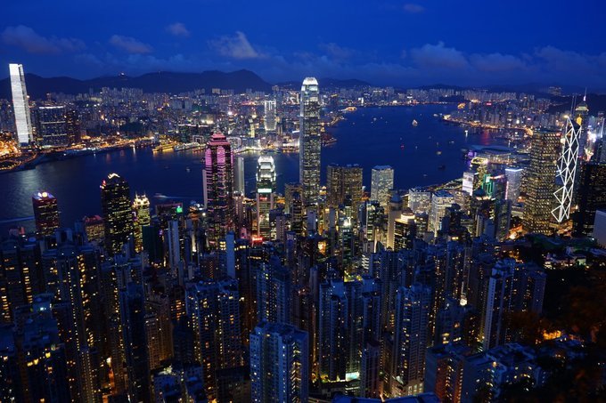 10. Hong Kong (Trung Quốc)  GDP bình quân (theo PPP): 70.354 USD  GDP (theo PPP): 534,2 tỷ USD  Dân số: 7,6 triệu người