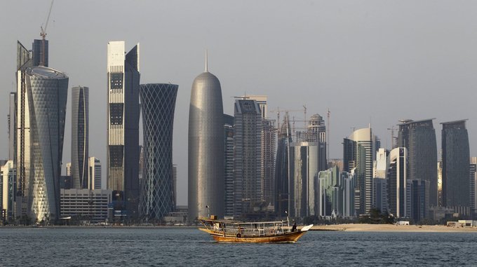 2. Qatar  GDP bình quân (theo PPP): 139.151 USD  GDP (theo PPP): 392,1 tỷ USD  Dân số: 2,8 triệu người