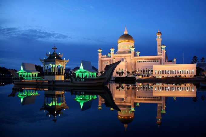 5. Brunei  GDP bình quân (theo PPP): 94.374 USD  GDP (theo PPP): 42 tỷ USD  Dân số: 0,4 5 triệu người