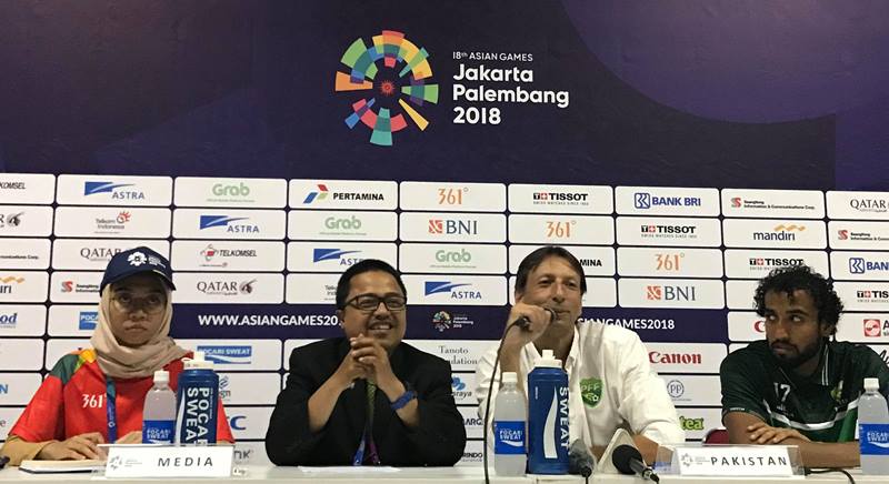HLV Antonio Nogueira (thứ 2 từ phải qua) cho rằng Olympic Việt Nam và Olympic Nhật Bản là những đội bóng mạnh tại bảng D môn bóng đá nam ASIAD. Ảnh: Xuyên Vân