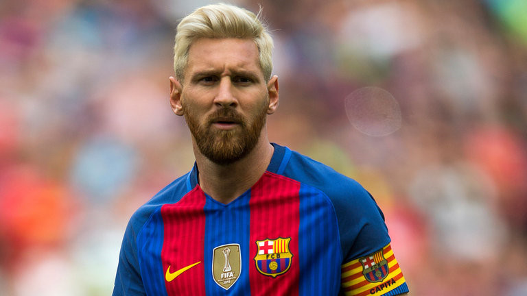 Nhiều dân mạng đã nhanh chóng ghép ảnh Messi và Công Phượng vì sự trùng hợp bi hài. Những hình ảnh này được chia sẻ rất nhiều ngay sau trận đấu. 