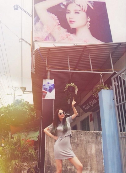Angela Phương Trinh chụp hình kỷ niệm dưới biển quảng cáo  có ảnh mình tại Tây Ninh.