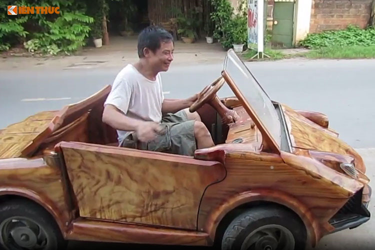 Sự xôn xao bắt đầu từ clip được một tài khoản có tên Khuat Dien đăng trên trang cộng đồng xe. Clip ghi lại cảnh một người đàn ông lái một chiếc xe được làm từ gỗ và có thiết kế khá giống siêu bò mộng Lamborghini.