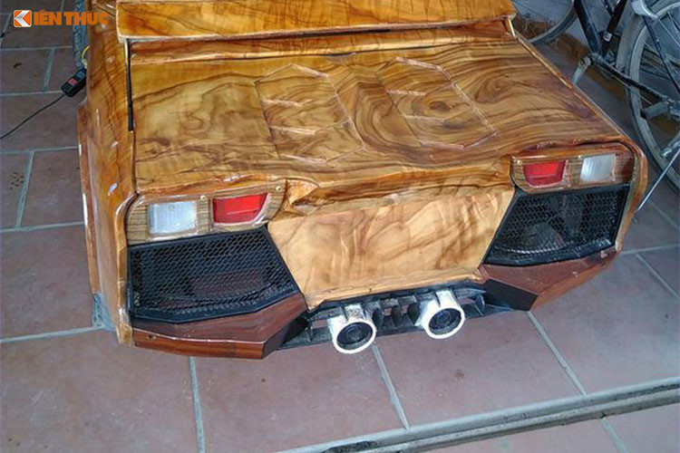 Chiếc xe làm từ gỗ có vẻ đủ chỗ ngồi cho 2 người ngồi. Xe có thể đánh lái bằng vô-lăng giống với những chiếc ôtô thực sự. Chưa hết, phần đuôi cũng được sáng tạo y thiết kế 