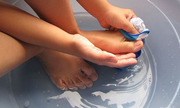 Sử dụng xà phòng kháng khuẩn: Cách tốt nhất để loại bỏ mùi hôi chân là làm sạch đôi chân của bạn bằng xà phòng kháng khuẩn và nước ấm thường xuyên, ít nhất hai lần một ngày. Điều này sẽ ngăn chặn vi khuẩn tạo ra mùi hôi.