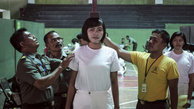 Một ứng viên nữ được kiểm tra sức khỏe khi đăng ký gia nhập lực lượng vũ trang Indonesia (Ảnh: AFP)