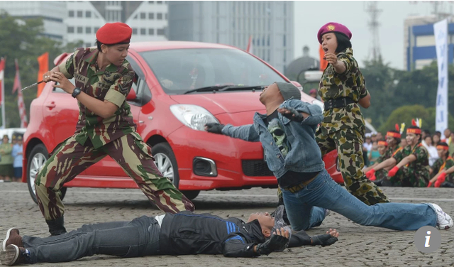 Các thành viên nữ của đội đặc nhiệm Indonesia diễn tập kỹ năng tác chiến (Ảnh: AFP)