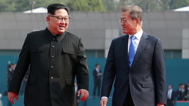 Tổng thống Hàn Quốc Moon Jae-in và lãnh đạo Triều Tiên Kim Jong-un. (Ảnh: Getty)