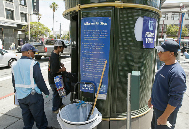 Một nhân viên bên ngoài nhà vệ sinh công cộng tại Khu Mission, San Francisco, California, Hoa Kỳ. (Nguồn: Eric Risberg / AP)  