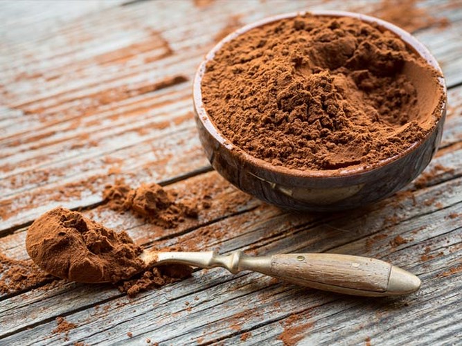 Giảm huyết áp cao: Bột cacao có thể giúp giảm huyết áp bằng cách cải thiện mức độ oxit nitric. Flavanol trong cacao giúp cải thiện nồng độ nitric oxide trong máu, giúp tăng cường chức năng của các mạch máu và giảm huyết áp.