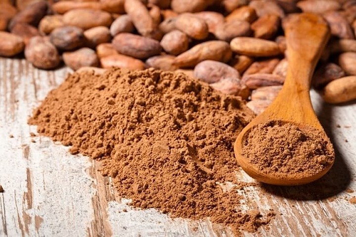 Bột cacao giàu polyphenol: Polyphenol là chất chống oxy hóa được tìm thấy trong bột cacao. Nó cũng được tìm thấy trong các loại thực phẩm khác như trái cây, rau, sôcôla, trà và rượu vang. Polyphenol có một số lợi ích sức khỏe như giảm viêm, tăng lưu lượng máu để giảm huyết áp và lượng đường trong máu, cải thiện mức cholesterol.