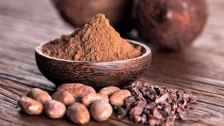 Có thể giúp điều trị hen suyễn: Bột cacao được cho là có lợi cho những người mắc bệnh suyễn vì nó chứa các hợp chất chống hen như theophylline và theobromine. Theobromine tương tự như caffein có thể giúp làm giảm ho dai dẳng. Mặt khác, theophylline hỗ trợ trong việc giãn nở phổi, thư giãn đường hô hấp và giảm viêm.