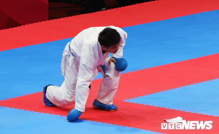 Võ sĩ Việt Nam kiên cường gượng dậy tiếp tục chiến đấu. (Ảnh: Duy Thành)

