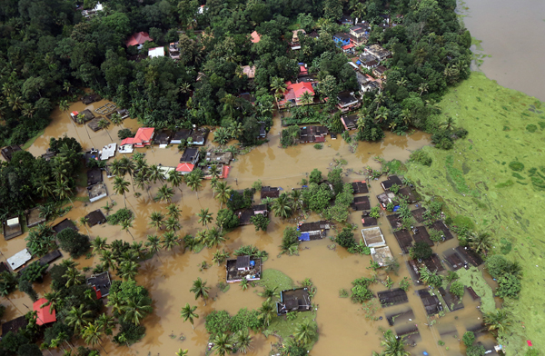 Toàn cảnh từ trên không cho thấy nhiều ngôi nhà bị ngập nước một phần tại khu vực ngập lụt ở Kerala vào ngày 17/8/2018. Ảnh: Sivaram V