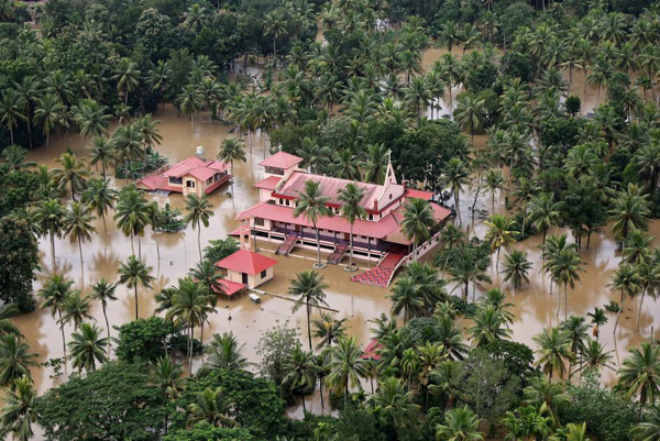 Toàn cảnh trên không cho thấy những ngôi nhà bị ngập nước một phần tại khu vực ngập lụt ở bang Kerala, phía Nam Ấn Độ vào ngày 17/8/2018. Ảnh: Sivaram V