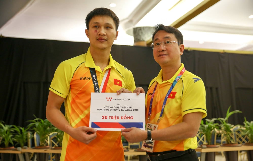 Webthethao.vn trao thưởng 20 triệu đồng cho Nguyễn Minh Phụng. Từ hôm nay, các vận động viên võ thuật giành được huy chương ASIAD đều sẽ nhận phần thưởng từ webthethao.vn. 

