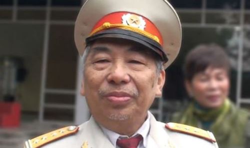 Cựu Thượng sĩ Nguyễn Ngọc Luân đeo quân hàm Đại tá và thường xuyên tự xưng là Giáo sư, Tiến sĩ. Ảnh do Cục Bảo vệ An ninh Quân đội cung cấp.