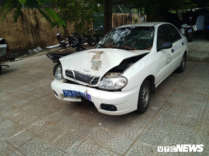 Chiếc xe tập lái  biển số xanh trong vụ tai nạn đang được tạm giữ tại Công an thị xã Hương Trà để phục vụ công tác điều tra. 