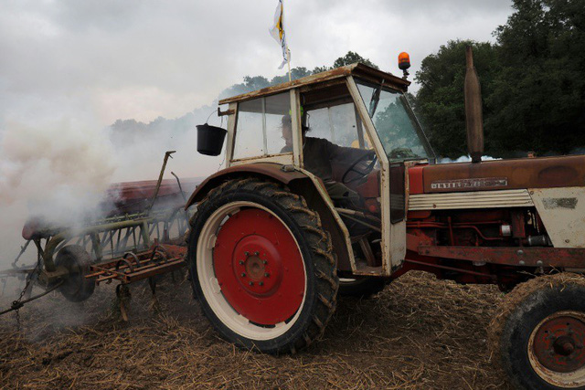 Những nông dân Pháp lái cả máy kéo và đốt pháo sáng biểu tình. (Nguồn: AFP)