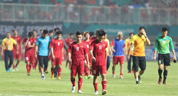 Các cầu thủ Olympic Việt Nam sau trận thua Hàn Quốc, họ vẫn ngẩng cao đầu bởi đã cống hiến hết mình. (Ảnh: VnExpress)