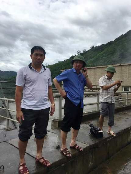 Lãnh đạo huyện Tương Dương có mặt tại thủy điện Bản Vẽ khi tin đồn không đúng về việc đập thủy điện bị vỡ.    