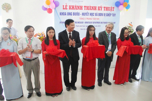 Ông Nguyễn Dung, Phó Chủ tịch UBND tỉnh Thừa Thiên Huế (thứ 4 từ trái qua) cùng các đại biểu cắt băng khánh thành  