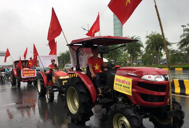 Một nhóm cổ động viên gây ấn tượng khi lái 4 chiếc máy cày tới sân bay Nội Bài để đón đoàn Thể thao Việt Nam và đội tuyển Olympic Việt Nam. (Ảnh: Tiền Phong)    