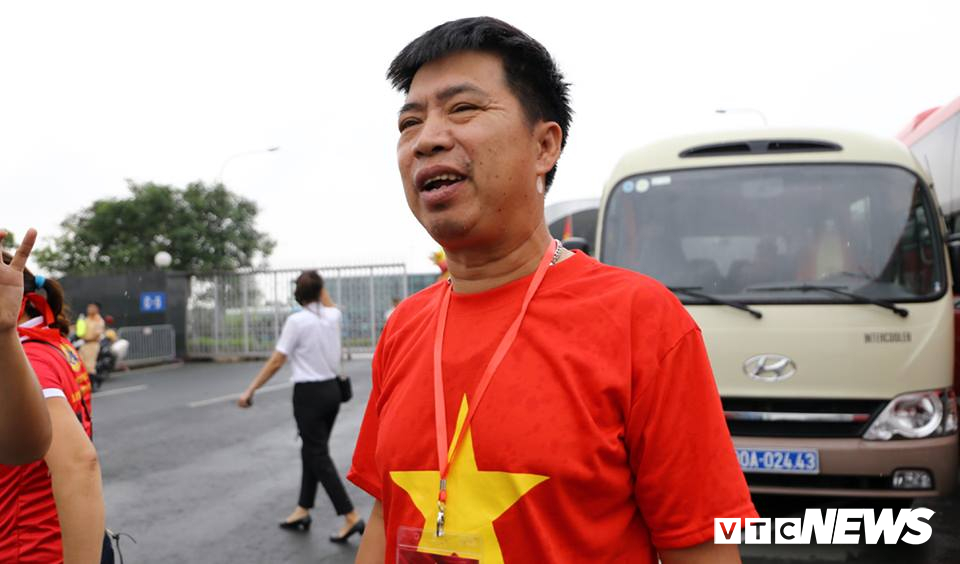  Bố mẹ tiền đạo Văn Toàn đến sân bay Nội Bài từ chiếc xe của Liên đoàn Bóng đá Việt Nam.     