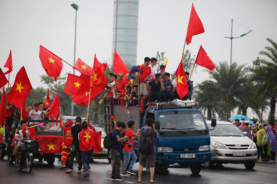 Nhiều cổ động viên lại chọn xe tải làm phương tiện đi đón các chiến binh đội tuyển Olympic Việt Nam. (Ảnh: Lao Động)    