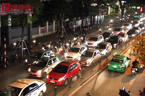 “Không nhiều người chạy xe biển TP.HCM ở Hà Nội nên mỗi khi gặp chiếc xe nào cùng biển thấy vui lắm, thậm chí “đá đèn” chào nhau cho vui”.