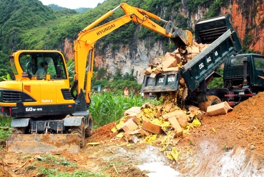 Số trứng nhập lậu được tiêu hủy tại thôn Nà Tèn, thị trấn Yên Minh