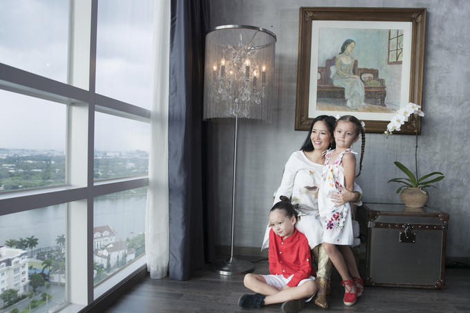 Sau ly hôn, Hồng Nhung và hai con chuyển tới sống trong căn chung cư cao cấp.