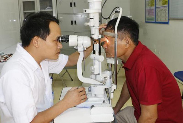 Bác sĩ kiểm tra mắt cho bệnh nhân. Ảnh: Thanh Loan.