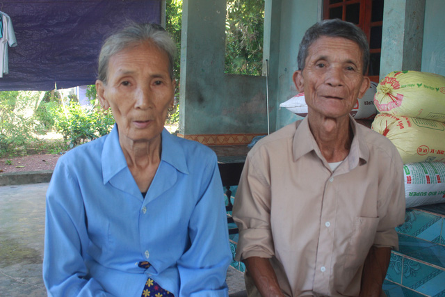 Vợ chồng bà Lê Thị Thể xúc động kể về cuộc tình không trọn vẹn của bà và liệt sĩ Nguyễn Văn Hưng. Ảnh: Quốc Hiệp