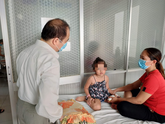 PGS. TS Trần Đắc Phu, Cục trưởng Cục Y tế dự phòng khuyến nghị chích vắc-xin ngừa sởi cho trẻ