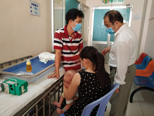 PGS. TS Trần Đắc Phu, Cục trưởng Cục Y tế dự phòng hỏi thăm người nhà bệnh nhi