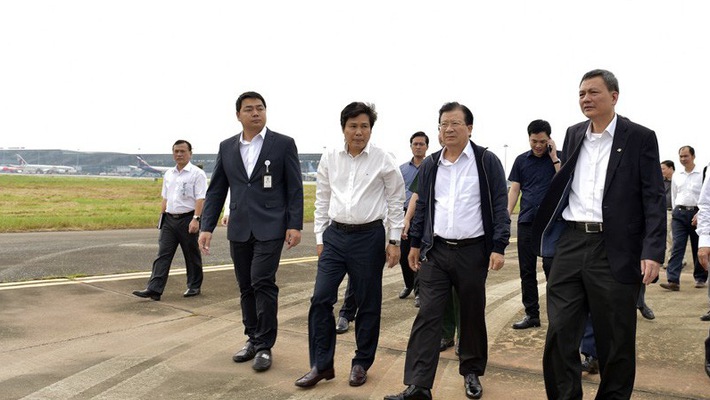 Phó thủ tướng thị sát chất lượng các công trình hạ tầng tại sân bay Nội Bài, ngày 12/10.