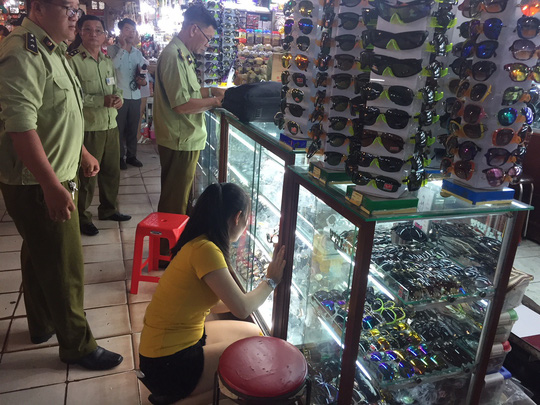 QLTT TP HCM kiểm tra hàng giả tại chợ Bến Thành